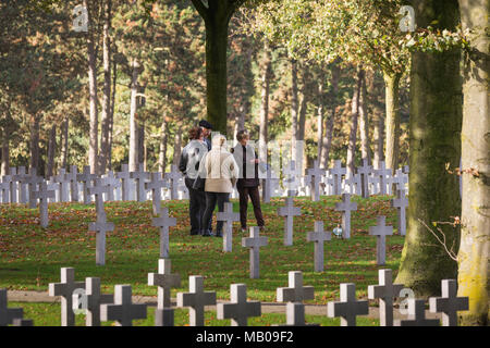 Die Leute, die den deutschen Soldatenfriedhof in Ysselsteyn, Niederlande Stockfoto