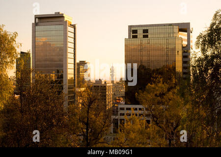 Blick auf die Innenstadt von Santa Lucia Hill mit dem Entel Kommunikation Tower im Zentrum, Santiago, Chile, Südamerika Stockfoto