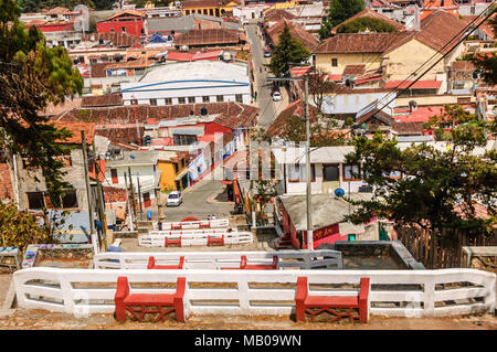 San Cristobal de las Casas, Mexiko - 26. März 2015: Blick von Templo de San Cristobal auf einem Hügel mit Blick auf den San Cristobal de las Casas, Chiapas. Stockfoto