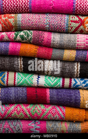 Bunte traditionelle peruanische Stoffe auf dem Markt in Cusco, Peru Stockfoto