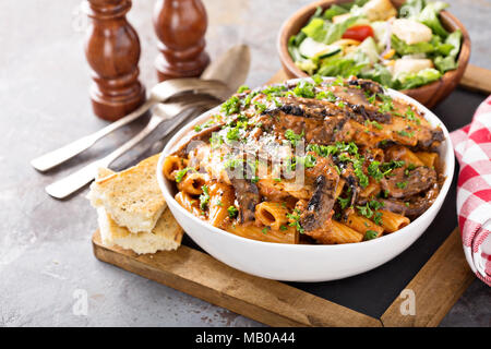 Wodka Huhn Nudeln mit marinara Sauce warf mit rigatoni Stockfoto