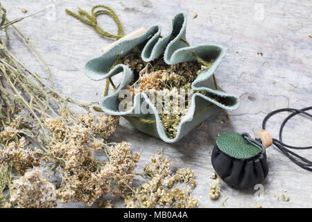 Schafgarbe im Medizinbeutel aus Leder, Lederbeutel, Beutel, Schafgarbe, Gewöhnliche Wiesen-Schafgarbe, Schafgabe, Achillea millefolium, Schafgarbe, Gemeinsame Stockfoto