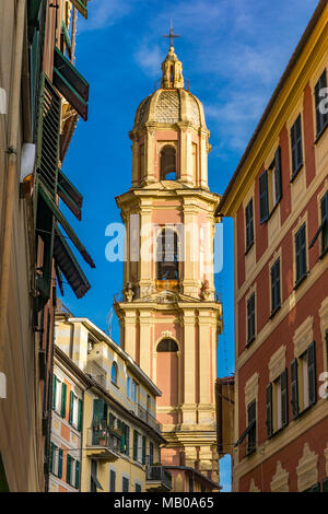 Glockenturm der Basilika von San Gervasio e Protasio in Rapallo, Italien Stockfoto