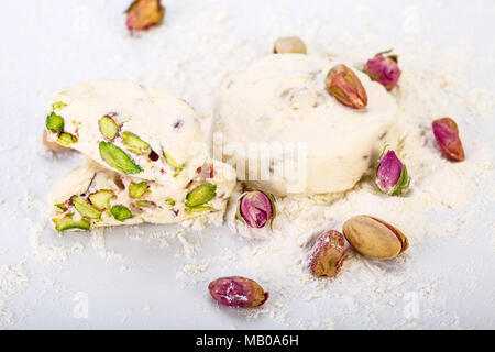 Nahaufnahme der traditionellen iranischen und persischen Stücke der weißen Nougat Dessert süsse bonbons (GAZ) mit Pistazien aus Isfahan Stadt Stockfoto