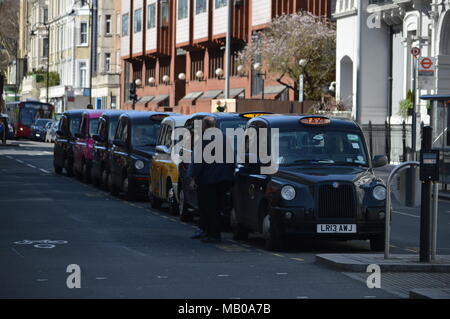Ein Black Cab Rank in South Kensington, London Stockfoto
