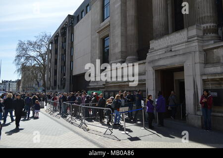 Eine Warteschlange vor dem Eingang Ost des Natural History Museum in South Kensington, London Stockfoto