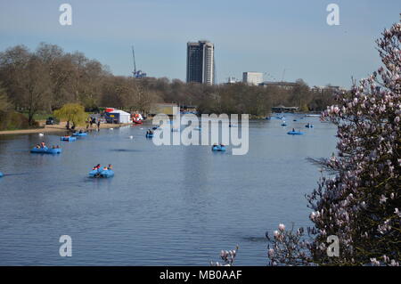 Ein Blick auf den See Serpentine Lake und mehrere Pedalos im Hyde Park, London Stockfoto