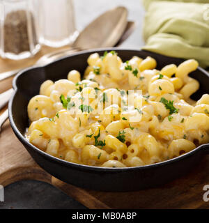 Gebackene Makkaroni und Käse in einer gusseisernen Pfanne Stockfoto