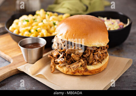 Zog pork Sandwich mit BBQ-Soße auf den Tisch Stockfoto