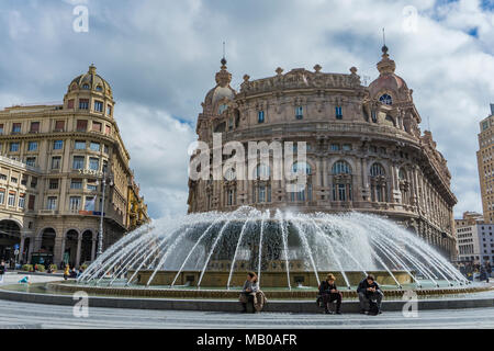 Nicht identifizierte Menschen auf der Piazza de Ferrari in Genua, Italien. Piazza de Ferrari ist der Hauptplatz von Genua. Stockfoto