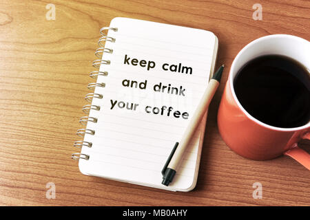 Inspirational Anführungsstrich auf Notepad - Ruhe bewahren und Trinken Sie ihren Kaffee Stockfoto