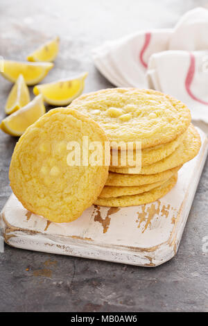 Lemon cookies mit weißer Schokolade Chips auf einem Board gestapelt Stockfoto