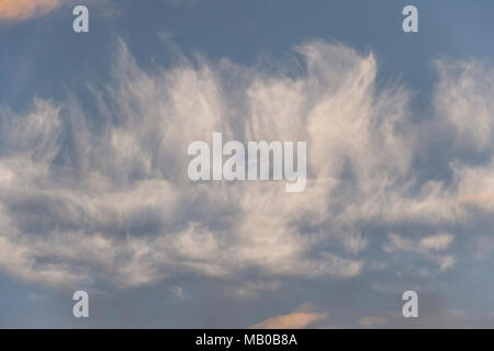 Weiß wispy Wolken in der Mitte der blauen Himmel Stockfoto