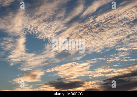 Tief blauen Himmel mit mit Schichten der weißen Wolke Stockfoto