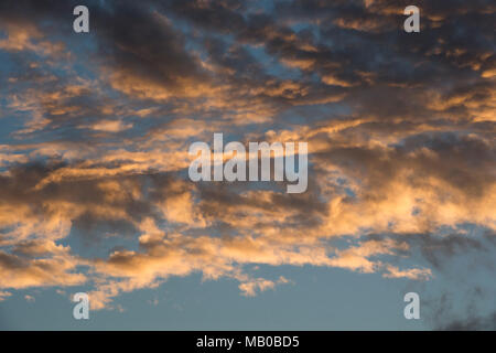 Tief blauen Himmel mit mit Schichten von Weißen und Schwarzen Wolke Stockfoto