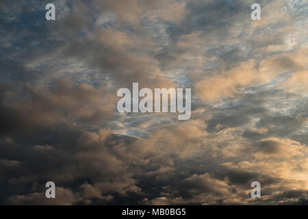 Tief blauen Himmel mit mit Schichten der weißen Wolke Stockfoto