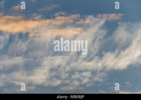 Weiß wispy Wolken in der Mitte der blauen Himmel Stockfoto