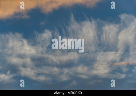 Weiß wispy Wolken in der Mitte der blauen Himmel Stockfoto