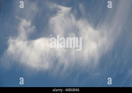 Weiß wispy Wolken in der Mitte der blauen Himmel Stockfoto