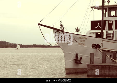 Helka Fahrgastschiff am Plattensee im April 2018, Ungarn Keszthely Stockfoto