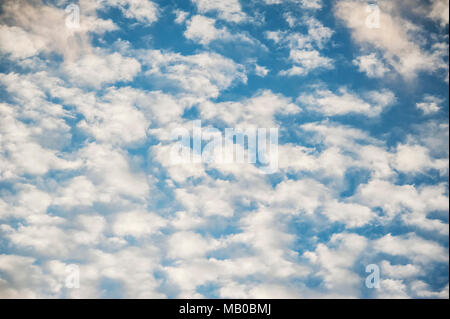 Tief blauen Himmel mit mit Patches der weißen Wolke Stockfoto