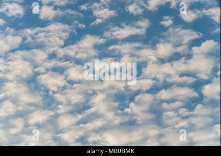 Tief blauen Himmel mit mit Patches der weißen Wolke Stockfoto