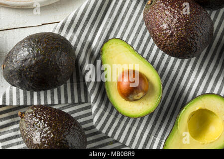 Gesunde organische Grüne Avocados bereit zu Essen Stockfoto