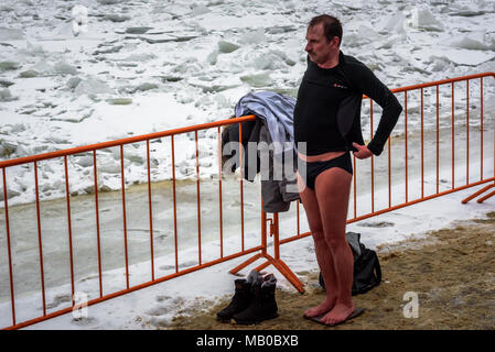 Epiphanie eisloch Tauchen in den Fluss Neva in St. Petersburg, Russland Stockfoto