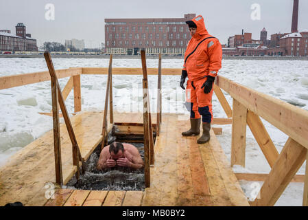 Epiphanie eisloch Tauchen in den Fluss Neva in St. Petersburg, Russland Stockfoto