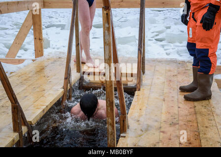 Epiphanie eisloch Tauchen in den Fluss Neva in St. Petersburg, Russland Stockfoto