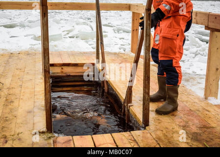 Epiphanie eisloch Tauchen in den Fluss Neva in St. Petersburg, Russland Stockfoto