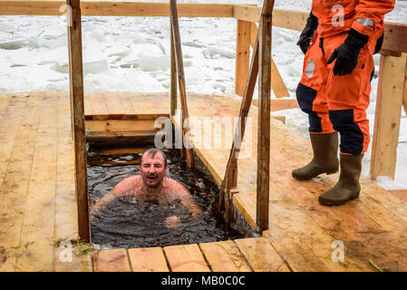 Epiphanie eisloch Tauchen in den Fluss Neva in St. Petersburg, Russland Stockfoto