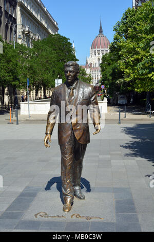 Statue des 40. Präsident der Vereinigten Staaten von Amerika Ronald Reagan auf dem Platz der Freiheit Szabadság ter in Budapest - Ungarn. Stockfoto