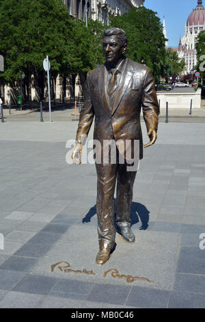 Statue des 40. Präsident der Vereinigten Staaten von Amerika Ronald Reagan auf dem Platz der Freiheit Szabadság ter in Budapest - Ungarn. Stockfoto