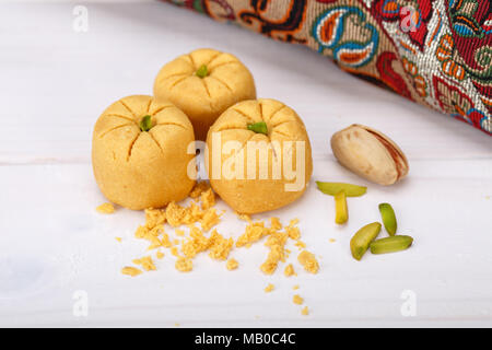 Runde Kichererbse cookie Gebäck aus Gramm Mehl und Pistazien traditionelle iranische Spezialitäten geprägt: Nokhodchi Nahaufnahme auf einer hölzernen Hintergrund Stockfoto