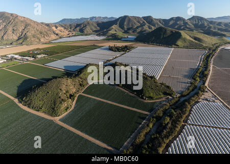 Luftaufnahme der Küstengebiete Feldern und Santa Monica Mountains Ausläufer in der Nähe von Camarillo im malerischen Ventura County, Kalifornien. Stockfoto