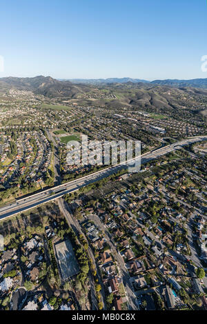 Vertikale Luftaufnahme der vorstädtischen Wohnviertel in der Nähe der Route 23 Freeway in Thousand Oaks, Kalifornien. Stockfoto