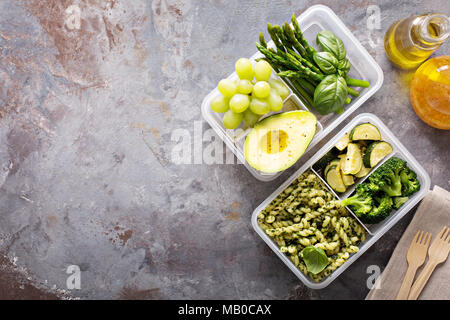 Vegane Mahlzeit prep Container mit Pasta mit grünem Pesto und Gemüse Stockfoto