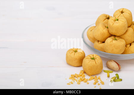 Runde Kichererbse cookie Gebäck aus Gramm Mehl und Pistazien traditionelle iranische Spezialitäten geprägt: Nokhodchi Nahaufnahme und leeren Raum für Eingabe Stockfoto