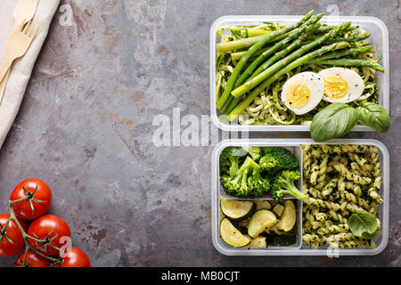 Vegetarische Mahlzeit prep Container mit Eiern, Zucchini Nudeln und Pasta mit grünem Pesto und Gemüse Stockfoto