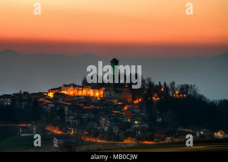 Nacht fällt auf Murazzano und seine mittelalterlichen Wachturm in der Langhe, Piemont. Stockfoto