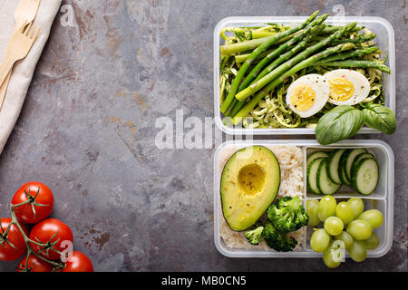 Vegetarische Mahlzeit prep Container mit Eiern, Zucchini Nudeln mit grünem Pesto und Gemüse Stockfoto