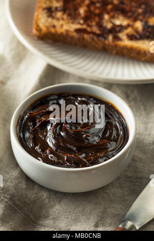 Köstlichen Australischen dunkler Hefeextrakt Spread für Toast Stockfoto