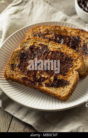 Köstlichen Australischen dunkler Hefeextrakt Spread für Toast Stockfoto