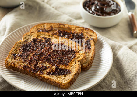 Köstlichen Australischen dunkler Hefeextrakt Spread für Toast Stockfoto