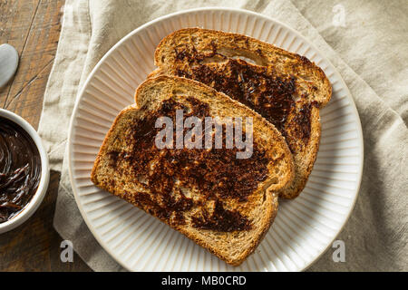 Köstlichen Australischen dunkler Hefeextrakt Spread für Toast Stockfoto