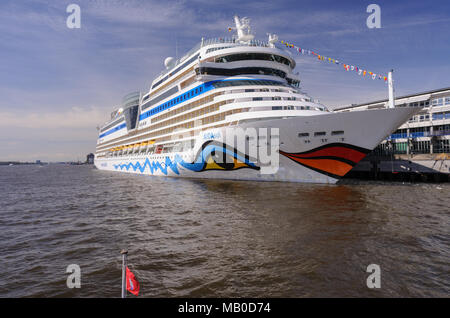 Hamburg, Deutschland - 12 April 2014: Blick auf kreuzfahrtschiff AIDAsol am Cruise Center Terminal Altona am sonnigen Tag. Stockfoto