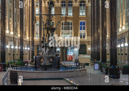 1 BATTLE BRIDGE LN, LONDON - SEPTEMBER 7,2017: Bronze Skulptur eines Schiffes, genannt die Navigatoren im Einkaufszentrum Hays Galleria am Südufer der t Stockfoto