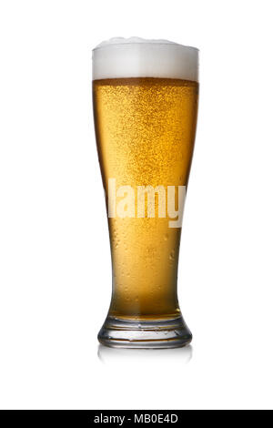 Frisch gezapftes golden amber Bier mit schaumigen Kopf und Blasen in ein Glas isoliert auf weißem Stockfoto
