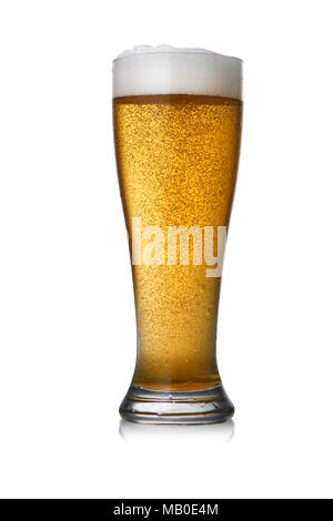 Frisch gezapftes golden amber Bier mit schaumigen Kopf und Blasen in ein Glas isoliert auf weißem Stockfoto